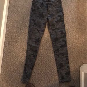 Hudson jeans size 26. Cute street camouflage.